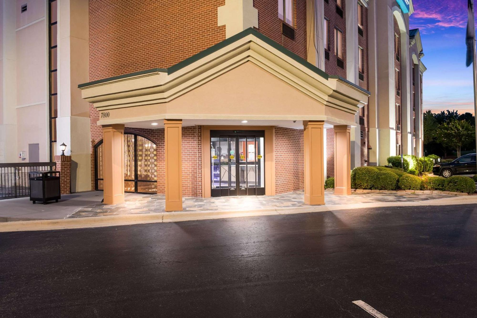 Clarion Pointe Greensboro Airport Exterior photo