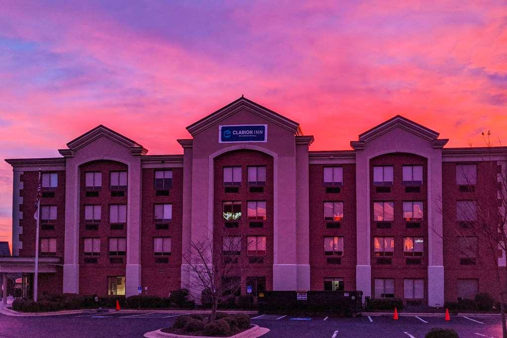 Clarion Pointe Greensboro Airport Exterior photo